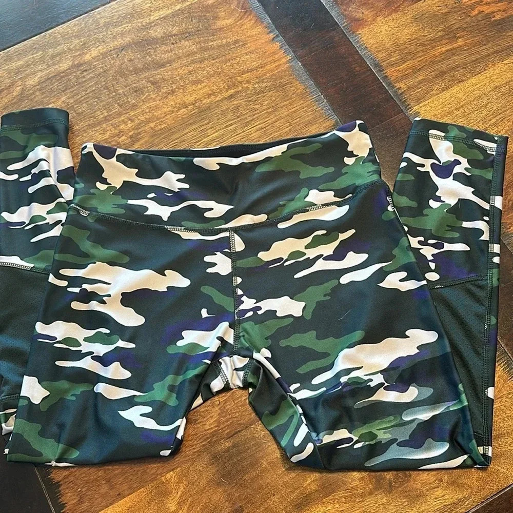 Vogo athletica camo leggings. EUC size L